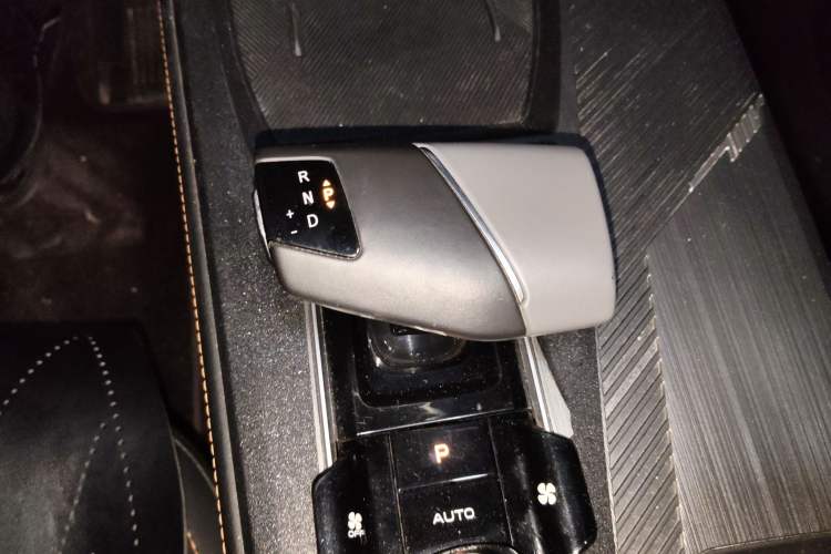 Used CHANGAN OSHAN Z6 2023 Blue Whale 1.5T DCT Smart-Led City Edition Gear Lever