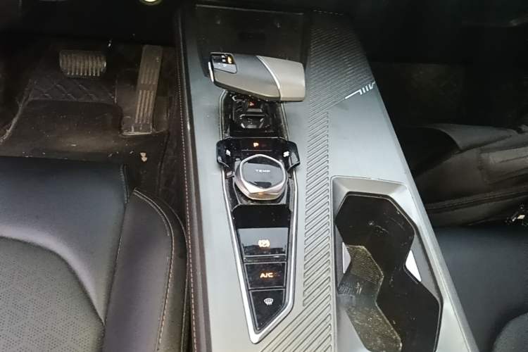 Used CHANGAN OSHAN Z6 2023 Blue Whale 1.5T DCT Smart Navigation Model Gear Lever