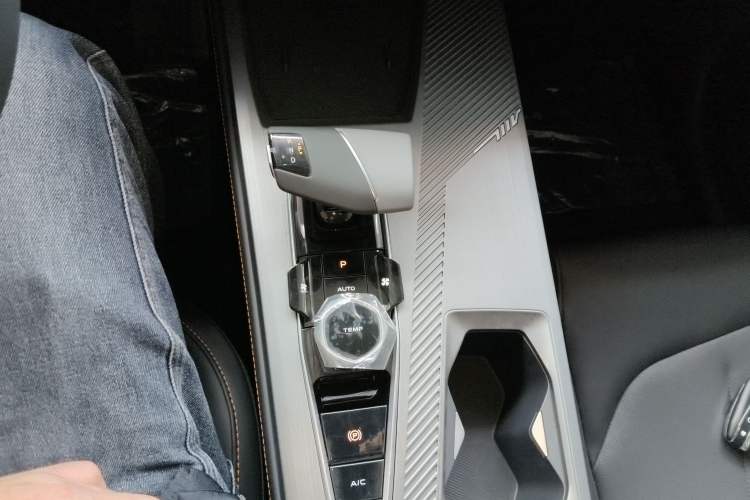 Used CHANGAN OSHAN Z6 2023 Blue Whale 1.5T DCT Smart-Led City Edition Gear Lever
