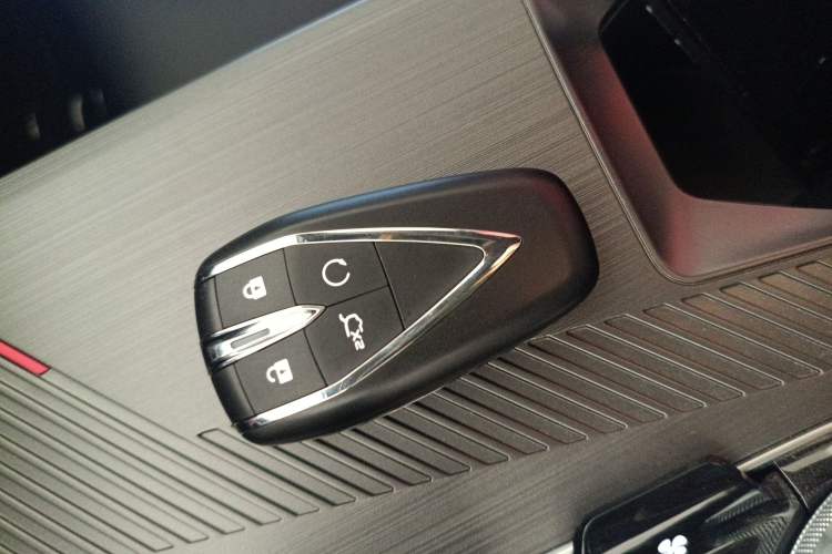 Used CHANGAN OSHAN Z6 2023 Blue Whale 1.5T DCT Smart Luxury Model Interior 1
