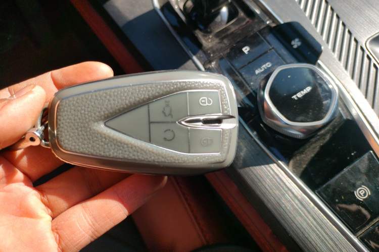 Used CHANGAN OSHAN Z6 2023 Blue Whale 2.0T Automatic Smart Drive Model Interior 1