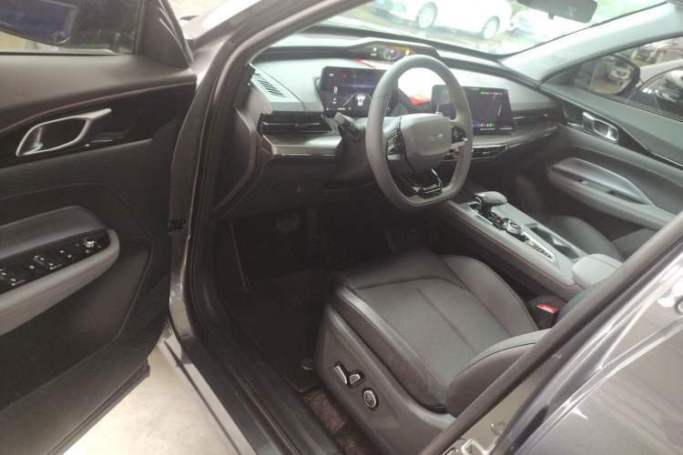 Used CHANGAN OSHAN Z6 2023 Blue Whale 1.5T DCT Smart-Led City Edition Interior 2