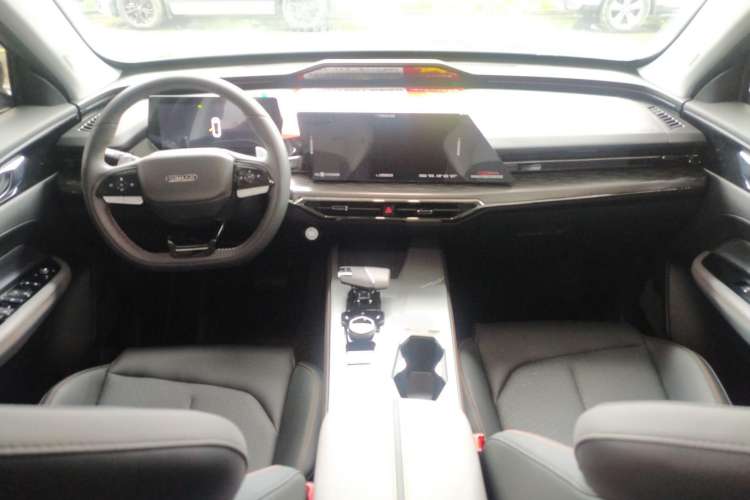 Used CHANGAN OSHAN Z6 2023 Blue Whale 1.5T DCT Smart-Led City Edition Interior 3