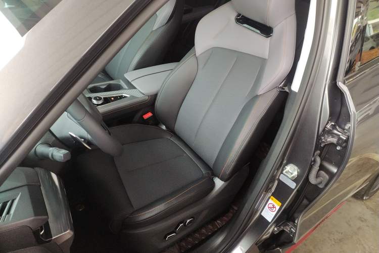 Used CHANGAN OSHAN Z6 2023 Blue Whale 1.5T DCT Smart-Led City Edition Left Front Seat