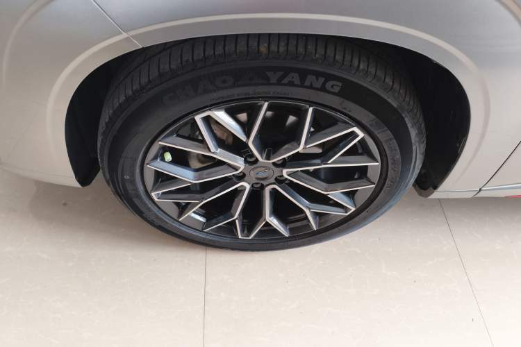 Used CHANGAN OSHAN Z6 2023 Blue Whale 1.5T DCT Smart Edition Left Front Wheel Hub