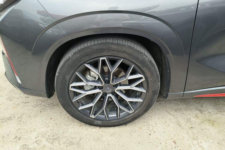 Used CHANGAN OSHAN Z6 2023 Blue Whale 1.5T DCT Smart Edition Left Front Wheel Hub