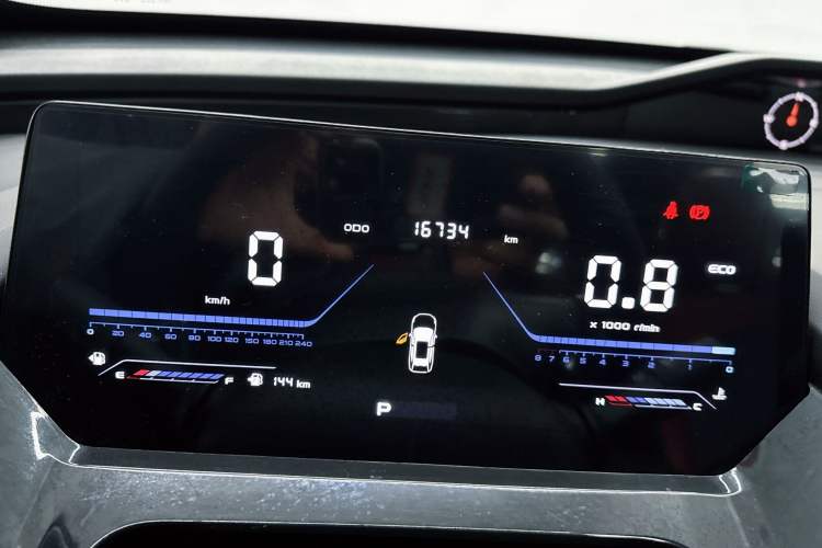 Used CHANGAN OSHAN Z6 2023 Blue Whale 1.5T DCT Smart Luxury Model Odometer Close Up
