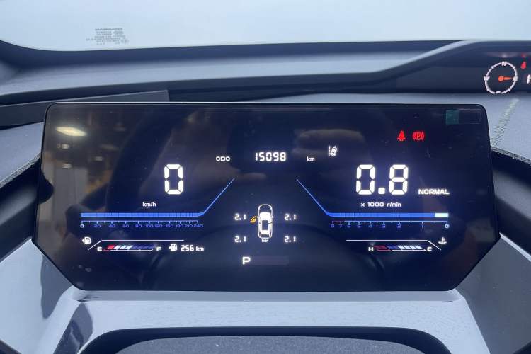 Used CHANGAN OSHAN Z6 2023 Blue Whale 1.5T DCT Smart Luxury Model Odometer Close Up