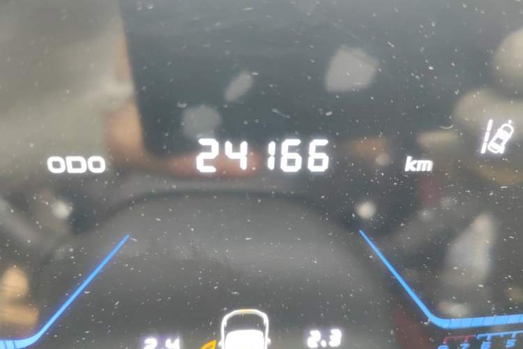 Used CHANGAN OSHAN Z6 2023 Blue Whale 1.5T DCT Smart Luxury Model Odometer Close Up
