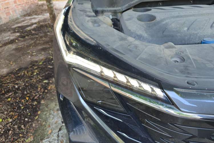 Used CHANGAN OSHAN Z6 2023 Blue Whale 1.5T DCT Smart-Led City Edition Right Front Headlight