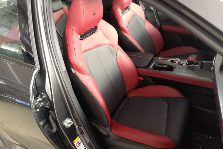Used CHANGAN OSHAN Z6 2023 Blue Whale 1.5T DCT Smart Luxury Model Right Front Seat