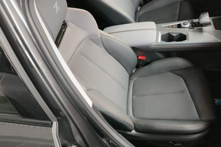 Used CHANGAN OSHAN Z6 2023 Blue Whale 1.5T DCT Smart-Led City Edition Right Front Seat