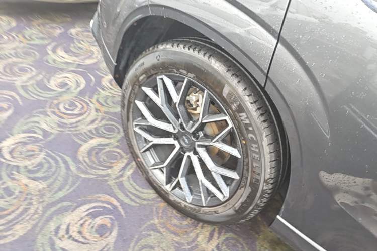 Used CHANGAN OSHAN Z6 2023 Blue Whale 1.5T DCT Smart Navigation Model Right Rear Wheel Hub