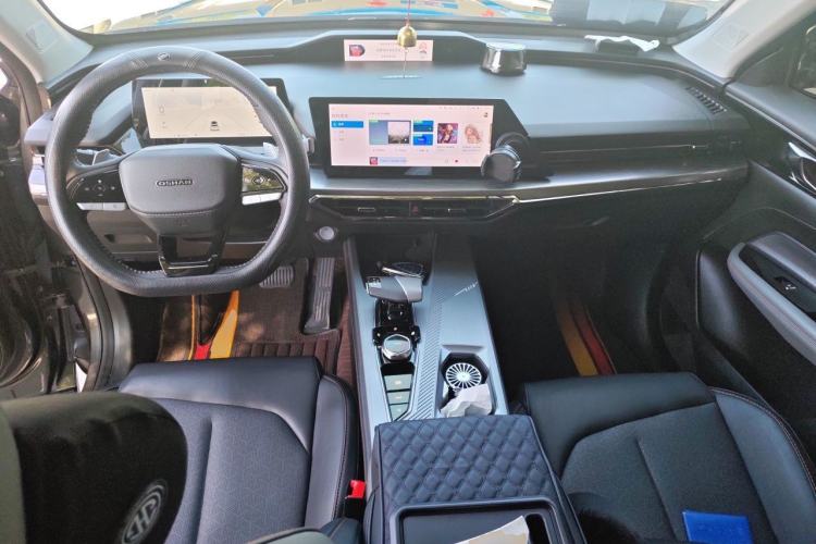 Used CHANGAN OSHAN Z6 2023 Blue Whale 1.5T DCT Smart-Led City Edition Center Console