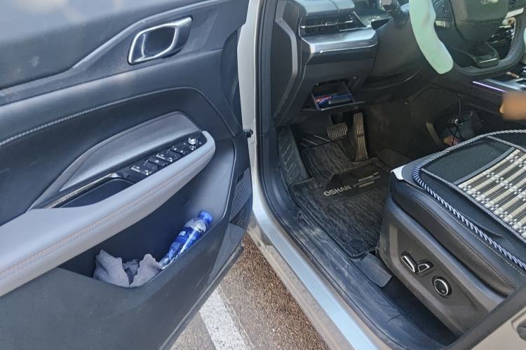 Used CHANGAN OSHAN Z6 2023 Blue Whale 1.5T DCT Smart-Led City Edition Driver Seat