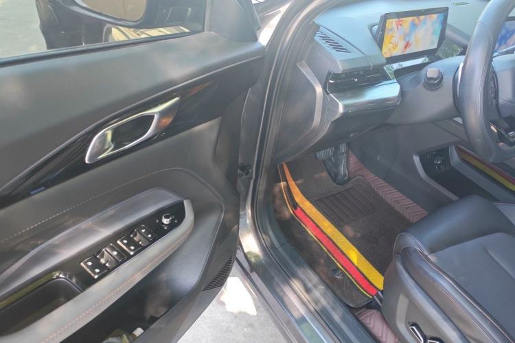 Used CHANGAN OSHAN Z6 2023 Blue Whale 1.5T DCT Smart-Led City Edition Driver Seat