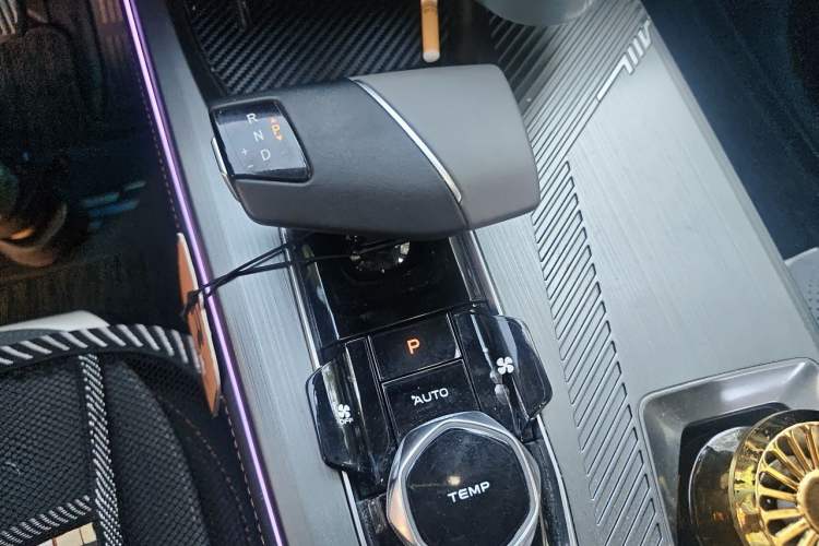 Used CHANGAN OSHAN Z6 2023 Blue Whale 1.5T DCT Smart-Led City Edition Gear Lever