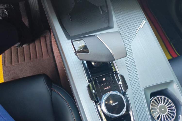 Used CHANGAN OSHAN Z6 2023 Blue Whale 1.5T DCT Smart-Led City Edition Gear Lever