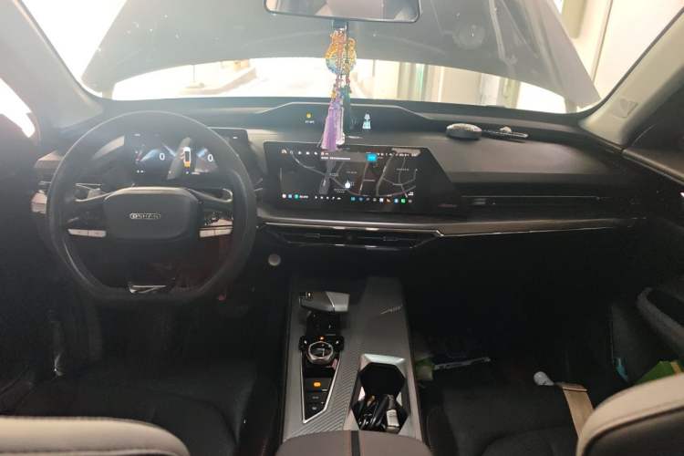 Used CHANGAN OSHAN Z6 2023 Blue Whale 1.5T DCT Smart-Led City Edition Center Console