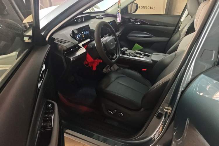 Used CHANGAN OSHAN Z6 2023 Blue Whale 1.5T DCT Smart-Led City Edition Driver Seat