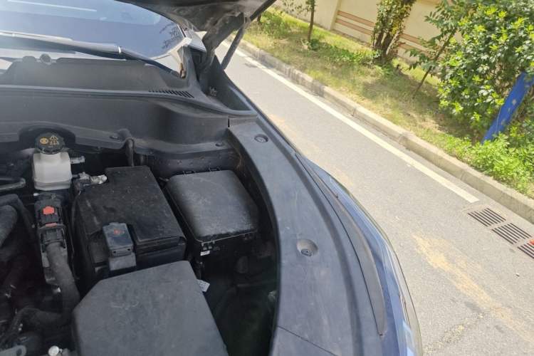 Used CHANGAN OSHAN Z6 2023 Blue Whale 2.0T Automatic Zhiyuan Model Engine Bay Left