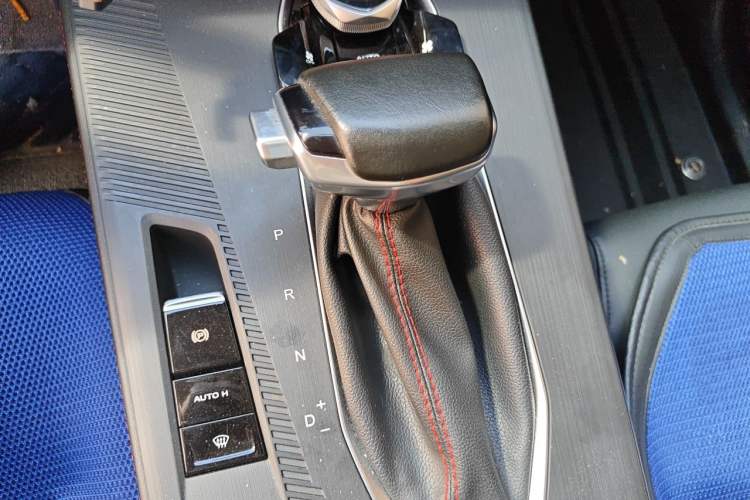 Used CHANGAN OSHAN Z6 2023 Blue Whale 1.5T DCT Smart Enjoyment Model Gear Lever