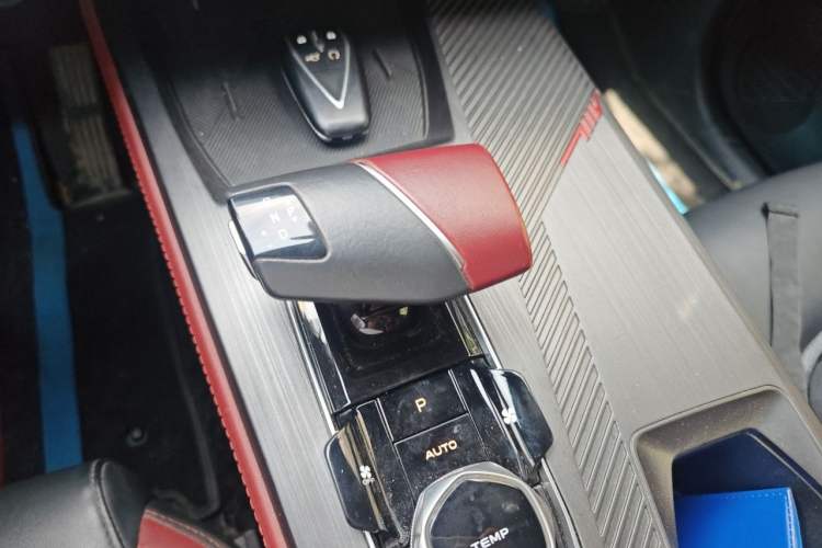 Used CHANGAN OSHAN Z6 2023 Blue Whale 2.0T Automatic Zhiyuan Model Gear Lever