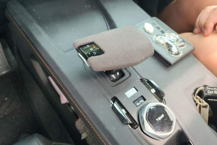 Used CHANGAN OSHAN Z6 2023 Blue Whale 1.5T DCT Smart Navigation Model Gear Lever