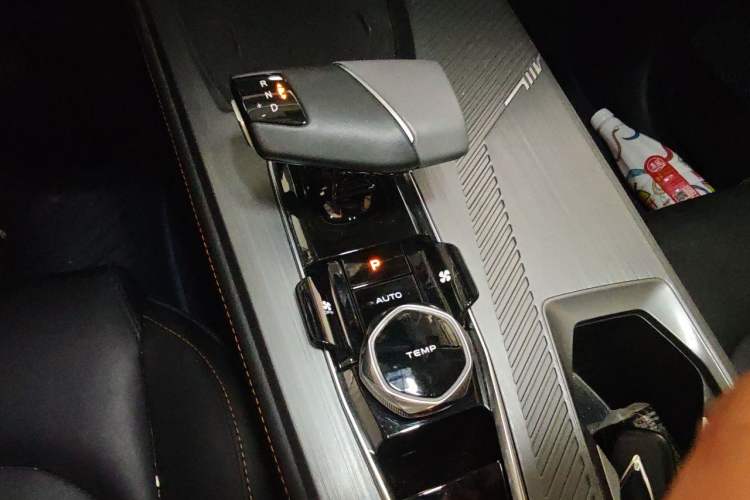 Used CHANGAN OSHAN Z6 2023 Blue Whale 1.5T DCT Smart-Led City Edition Gear Lever
