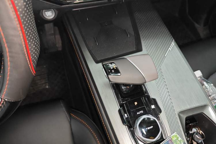 Used CHANGAN OSHAN Z6 2023 Blue Whale 1.5T DCT Smart Edition Gear Lever