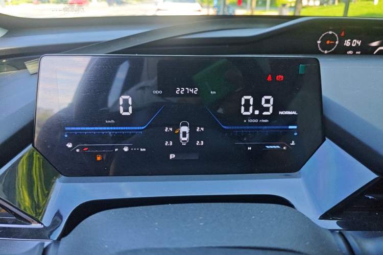 Used CHANGAN OSHAN Z6 2023 Blue Whale 1.5T DCT Luxury Model Instrument Cluster