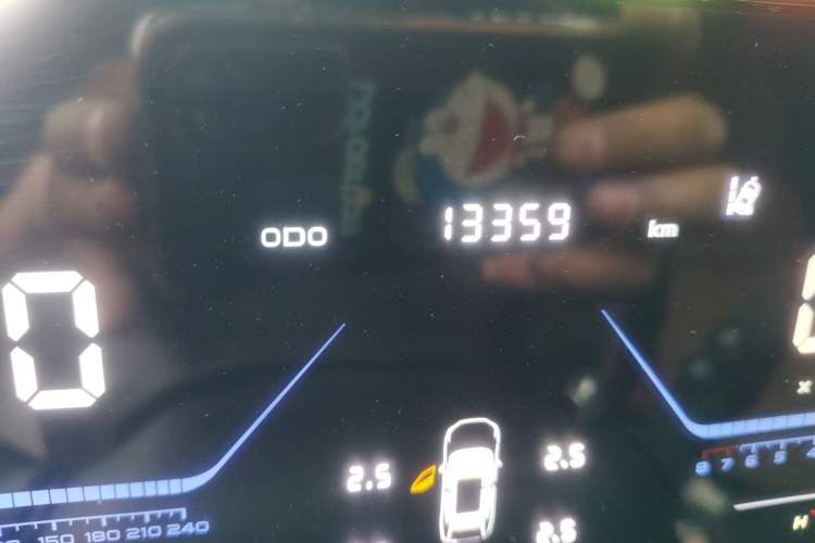 Used CHANGAN OSHAN Z6 2023 Blue Whale 1.5T DCT Smart Luxury Model Odometer Close Up