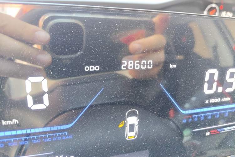 Used CHANGAN OSHAN Z6 2023 Blue Whale 1.5T DCT Smart Enjoyment Model Odometer Close Up