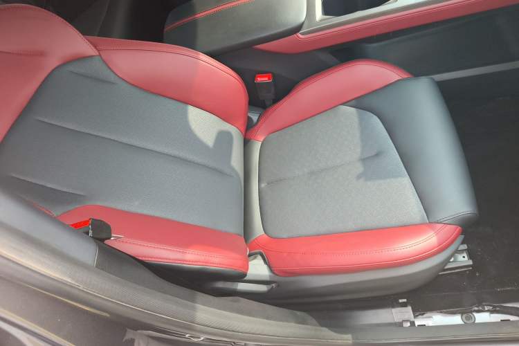 Used CHANGAN OSHAN Z6 2023 Blue Whale 1.5T DCT Smart Luxury Model Right Front Seat