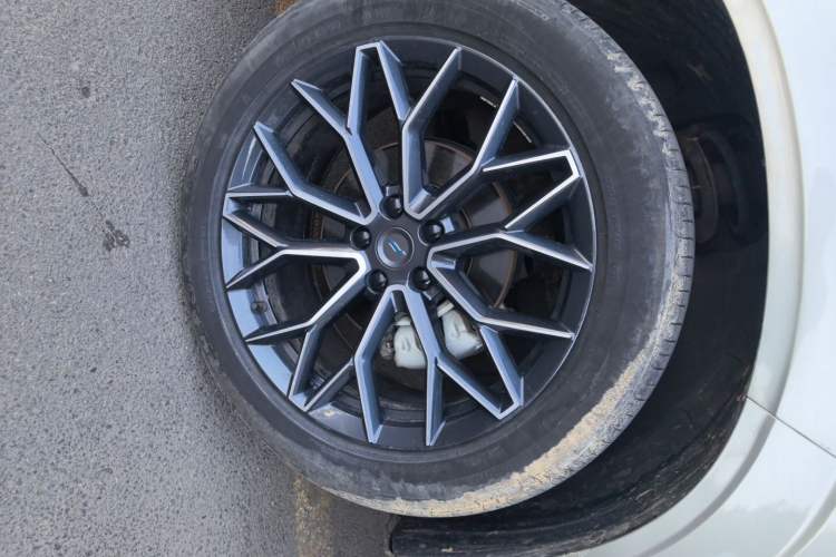 Used CHANGAN OSHAN Z6 2023 Blue Whale 1.5T DCT Smart Edition Right Front Wheel Hub