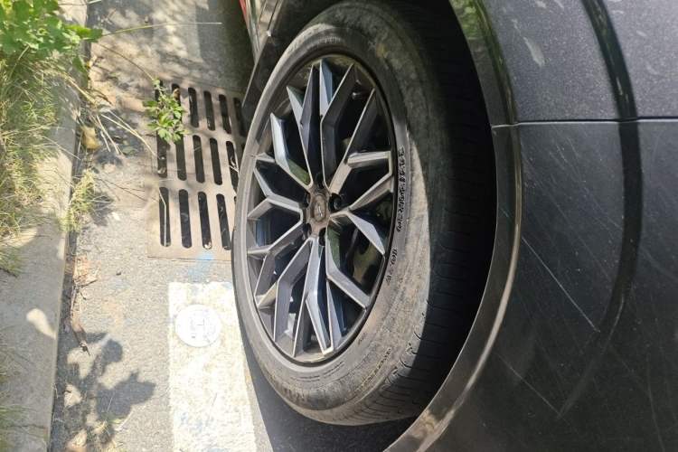 Used CHANGAN OSHAN Z6 2023 Blue Whale 2.0T Automatic Zhiyuan Model Right Front Wheel Hub