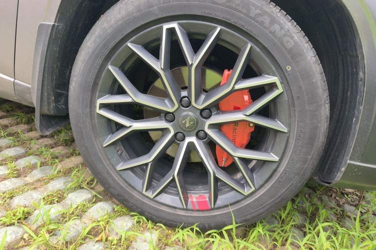Used CHANGAN OSHAN Z6 2023 Blue Whale 1.5T DCT Smart Navigation Model Right Front Wheel Hub