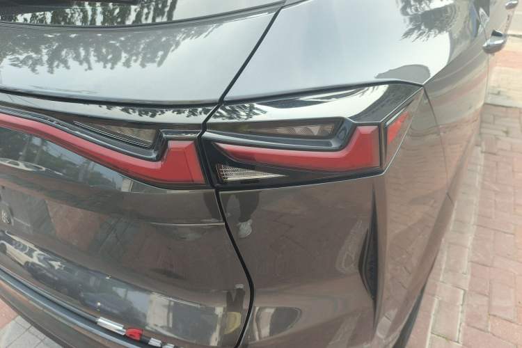 Used CHANGAN OSHAN Z6 2023 Blue Whale 1.5T DCT Smart Luxury Model Right Rear Taillight