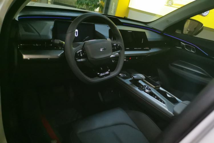 Used CHANGAN OSHAN Z6 2023 Blue Whale 1.5T DCT Smart Edition Center Console