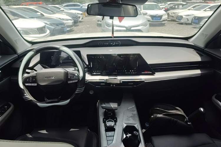 Used CHANGAN OSHAN Z6 2023 Blue Whale 1.5T DCT Luxury Model Center Console