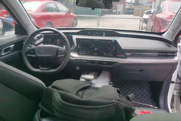 Used CHANGAN OSHAN Z6 2023 Blue Whale 1.5T DCT Smart-Led City Edition Center Console