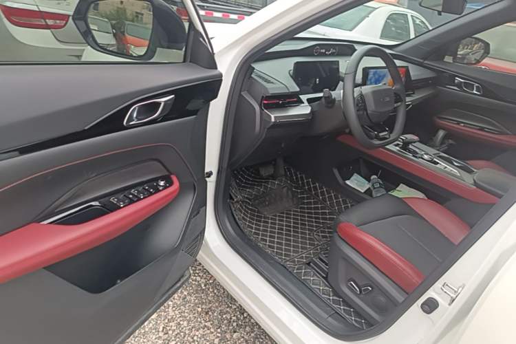Used CHANGAN OSHAN Z6 2023 Blue Whale 2.0T Automatic Smart Drive Model Driver Seat