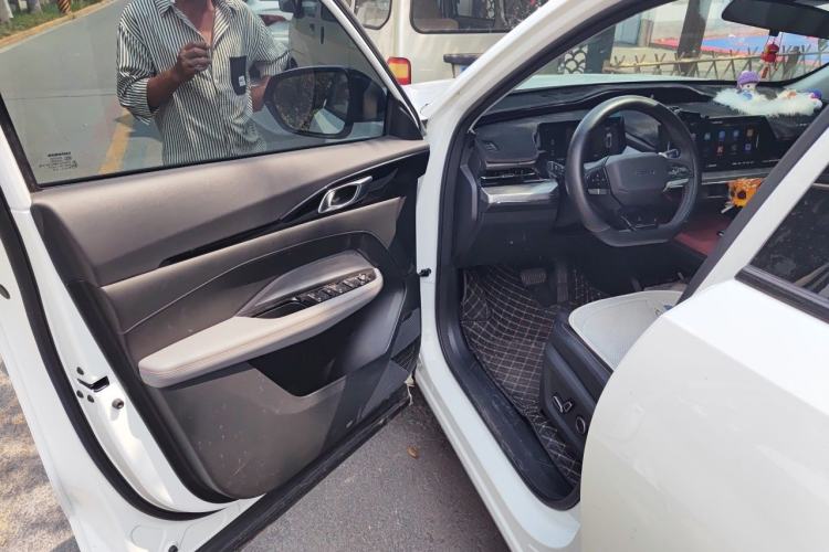 Used CHANGAN OSHAN Z6 2023 Blue Whale 1.5T DCT Smart-Led City Edition Driver Seat