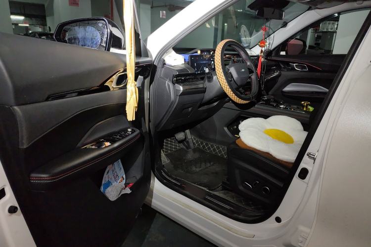 Used CHANGAN OSHAN Z6 2023 Blue Whale 1.5T DCT Smart-Led City Edition Driver Seat