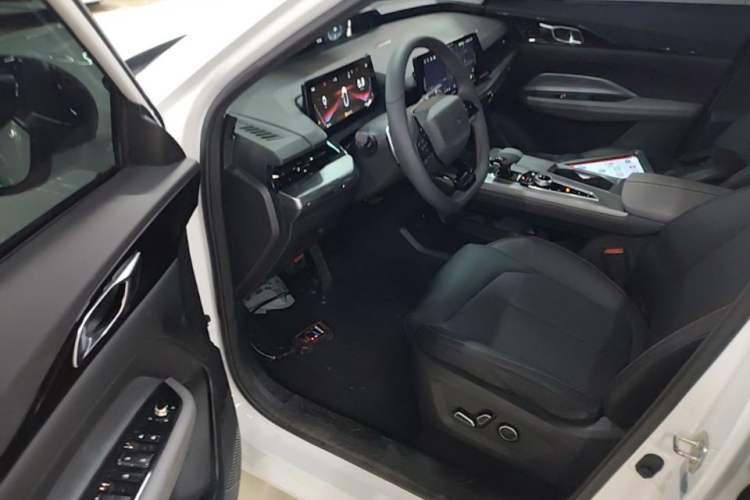 Used CHANGAN OSHAN Z6 2023 Blue Whale 1.5T DCT Smart Navigation Model Driver Seat