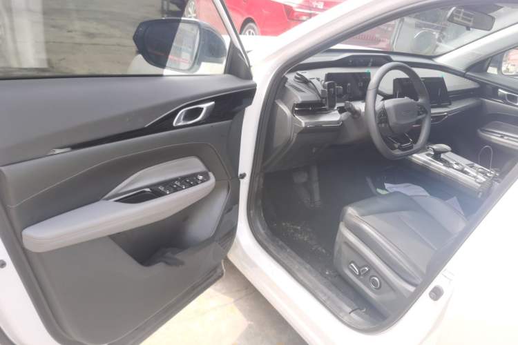 Used CHANGAN OSHAN Z6 2023 Blue Whale 1.5T DCT Smart-Led City Edition Driver Seat