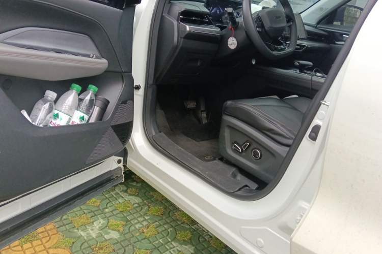 Used CHANGAN OSHAN Z6 2023 Blue Whale 1.5T DCT Smart Edition Driver Seat