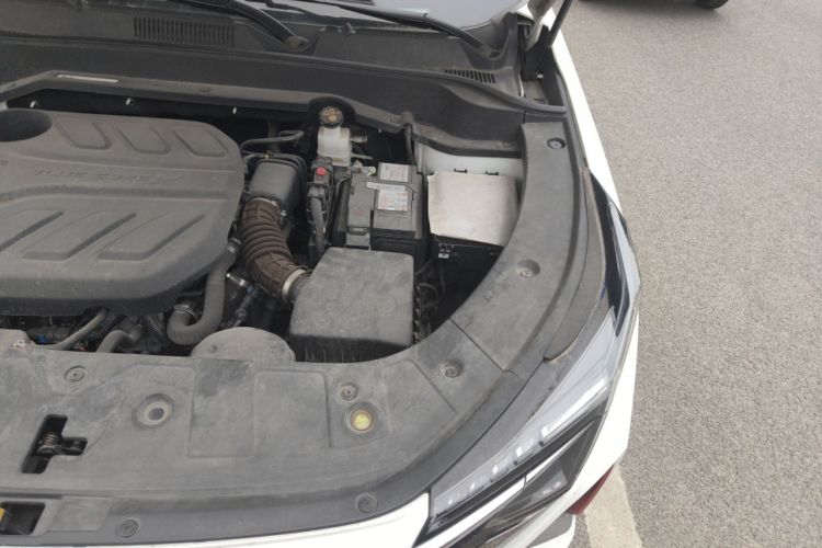 Used CHANGAN OSHAN Z6 2023 Blue Whale 1.5T DCT Smart Navigation Model Engine Bay Left