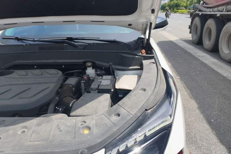 Used CHANGAN OSHAN Z6 2023 Blue Whale 1.5T DCT Smart Navigation Model Engine Bay Left