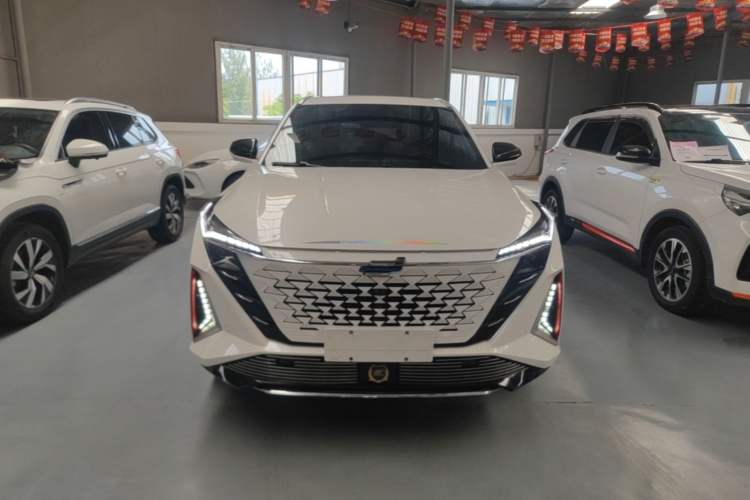 Used CHANGAN OSHAN Z6 2023 Blue Whale 1.5T DCT Smart Luxury Model Front